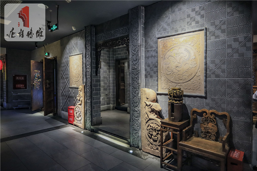 用仿古砖雕装修的火锅店，太有复古